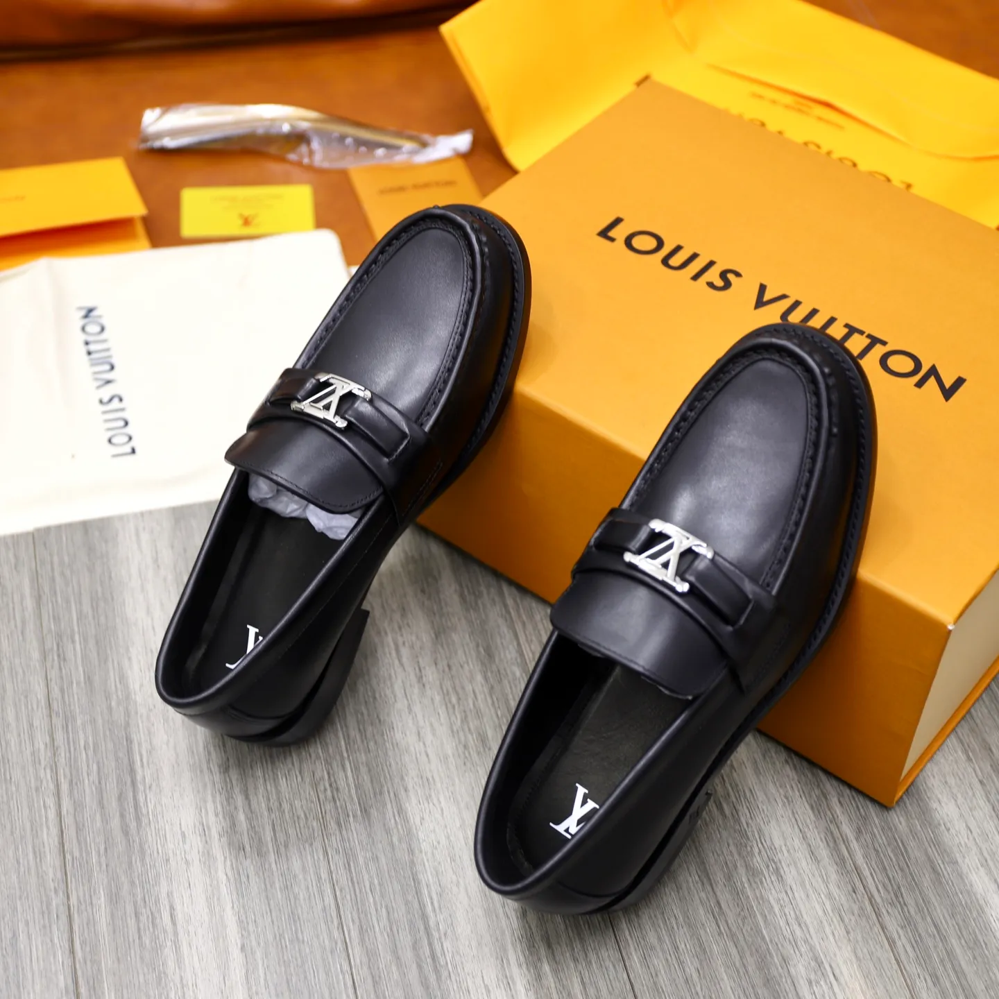 Men's shoes 💰: 💰900LV Louis Vuitton slip-on loafers, top quality products produced in Dongguan, ready for sale! This LV Glove loafer is made of selected soft cowhide, with a slightly wrinkled leather surface and a very high-end texture. Each pair is unique. The leather surface is light and soft, with a fine texture and good luster. It is a classic loafer style, with exquisite handmade mark stitching on the toe, and a square toe configuration to highlight the classic style. The horizontal band has hot-printed LV three-dimensional letters, semi-solid handcrafts and a genuine leather outsole, and a rubber patch on the heel to create wear-resistant performance and comfort. One of the must-have loafers for men! Comes with full original packaging! Code number: 38-39-40-41-42-43-44 (38, 45, 46 customized) standard leather shoe code